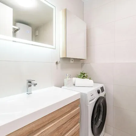 Modern Escape - Two Bedroom With Balcony 아파트 두브로브니크