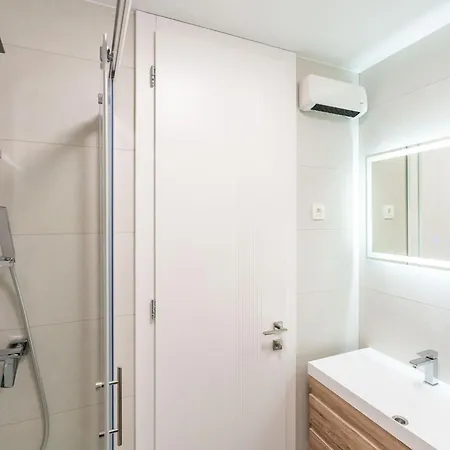 Modern Escape - Two Bedroom With Balcony 아파트 두브로브니크
