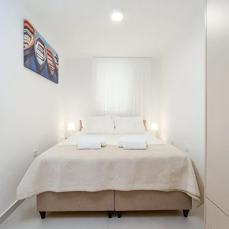 Modern Escape - Two Bedroom With Balcony 아파트