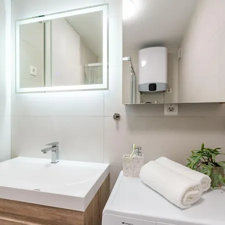 Modern Escape - Two Bedroom With Balcony 아파트 두브로브니크