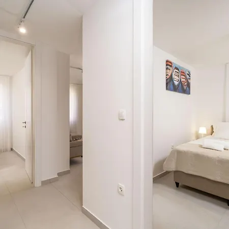 Modern Escape - Two Bedroom With Balcony 아파트 *