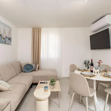 Modern Escape - Two Bedroom With Balcony 아파트 두브로브니크