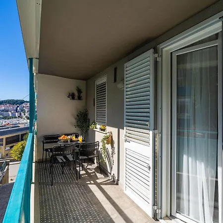 Modern Escape - Two Bedroom With Balcony 아파트
