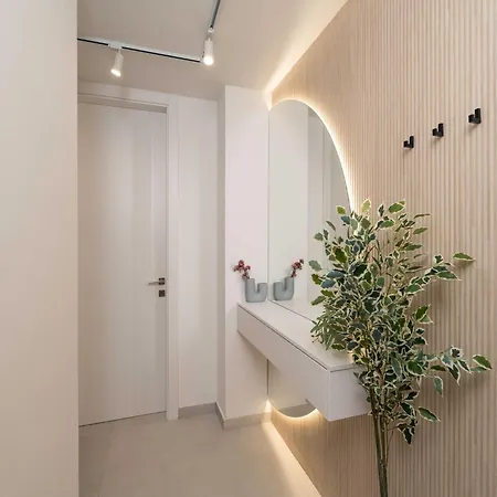 Modern Escape - Two Bedroom With Balcony 아파트