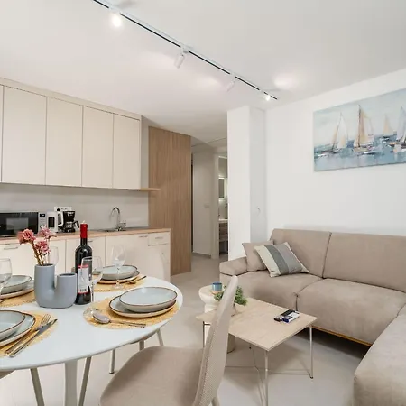 Modern Escape - Two Bedroom With Balcony Апартаменты Дубровник