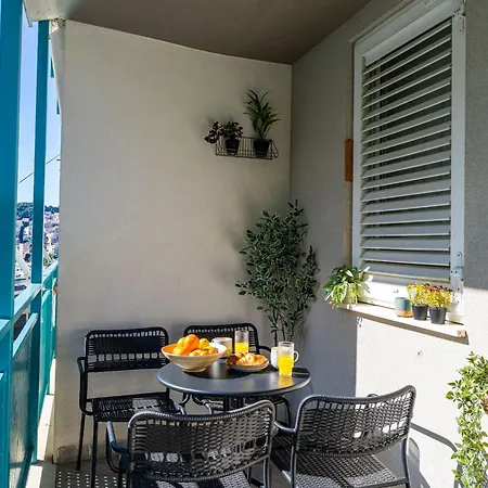 Modern Escape - Two Bedroom With Balcony *