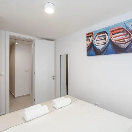 Modern Escape - Two Bedroom With Balcony *