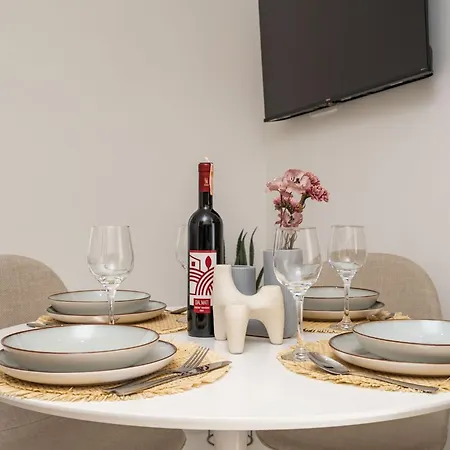 Modern Escape - Two Bedroom With Balcony شقة