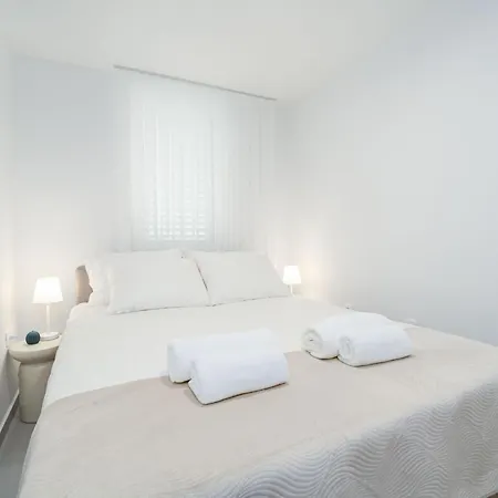 Modern Escape - Two Bedroom With Balcony