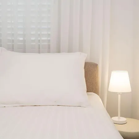 Modern Escape - Two Bedroom With Balcony *