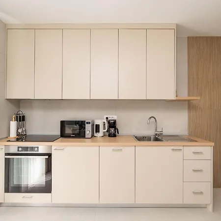 Modern Escape - Two Bedroom With Balcony شقة