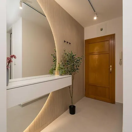 Modern Escape - Two Bedroom With Balcony *