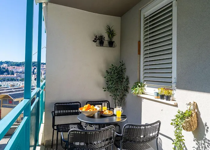 Modern Escape - Two Bedroom With Balcony *