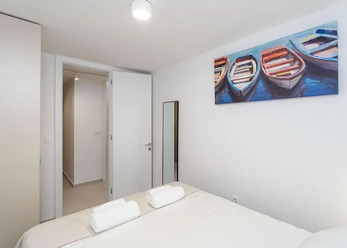 Modern Escape - Two Bedroom With Balcony *