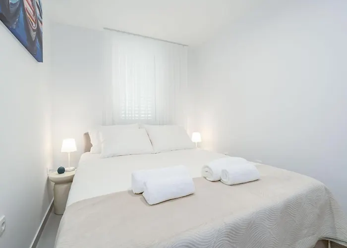 Modern Escape - Two Bedroom With Balcony