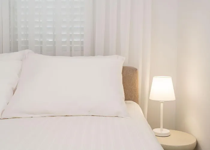 Modern Escape - Two Bedroom With Balcony *