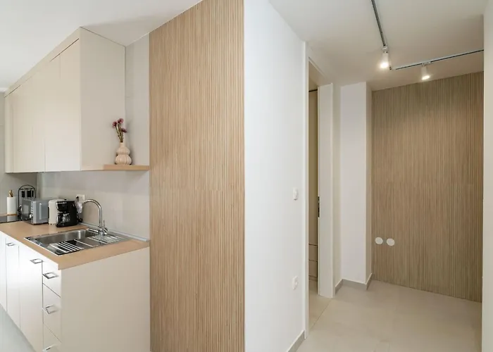 Modern Escape - Two Bedroom With Balcony Lägenhet