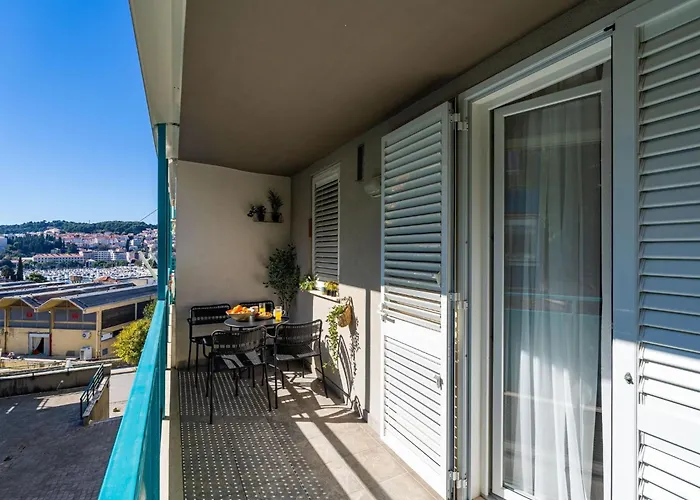 Modern Escape - Two Bedroom With Balcony Appartement