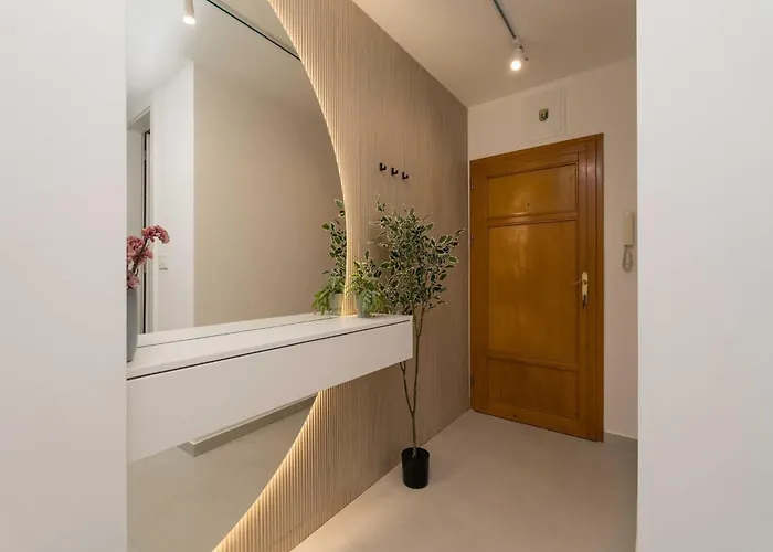 Modern Escape - Two Bedroom With Balcony *