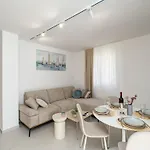 Apartman Modern Escape - Two Bedroom With Balcony