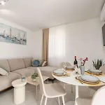 Modern Escape - Two Bedroom With Balcony Apartman *
