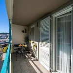 Modern Escape - Two Bedroom With Balcony Apartman