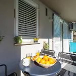 Apartman Modern Escape - Two Bedroom With Balcony *