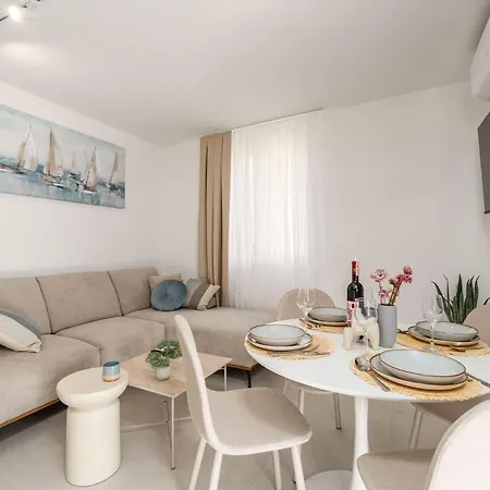 Modern Escape - Two Bedroom With Balcony Apartament *