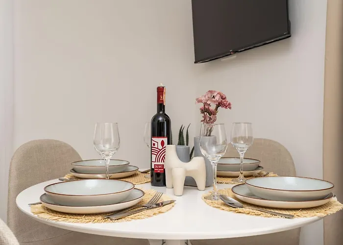 Modern Escape - Two Bedroom With Balcony Apartament