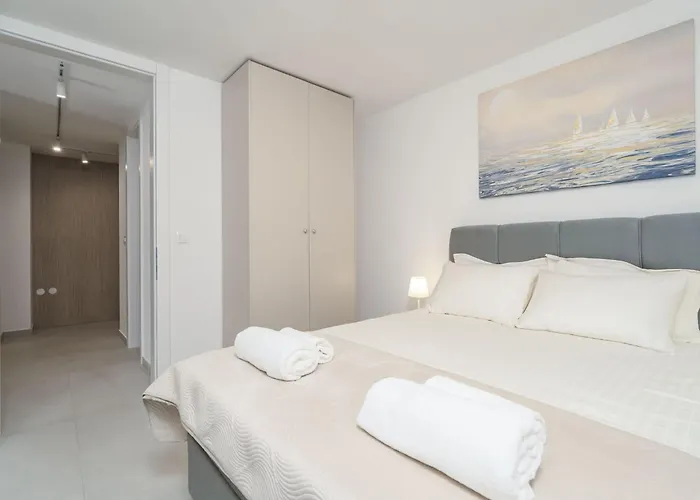 Modern Escape - Two Bedroom With Balcony Dubrownik