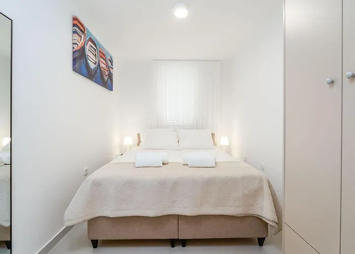 Modern Escape - Two Bedroom With Balcony Apartament