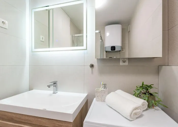 Modern Escape - Two Bedroom With Balcony Apartament Dubrownik
