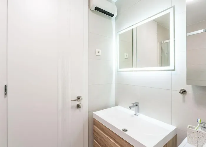 Modern Escape - Two Bedroom With Balcony Dubrownik
