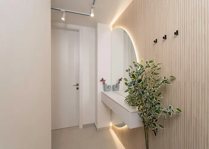 Modern Escape - Two Bedroom With Balcony Apartament